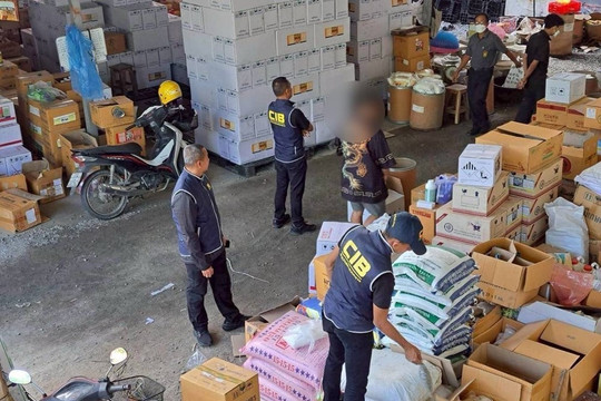 Đột kích kho hóa chất, tịch thu lô thuốc diệt cỏ, thuốc trừ sâu mang thương hiệu nổi tiếng, trị giá hơn 800 triệu đồng