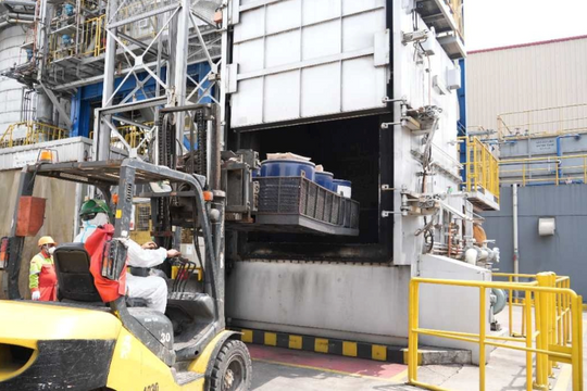 5,7 tấn tôm trong 494 thùng carton bị tiêu hủy gấp, chuyện gì xảy ra ở nền kinh tế số 1 Đông Nam Á?