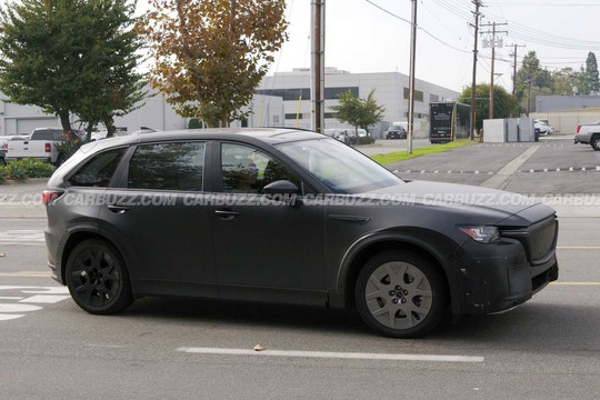 'Bắt quả tang' Mazda chạy thử SUV điện hoàn toàn mới, bịt kín mít nhưng vẫn lộ thân hình to lớn