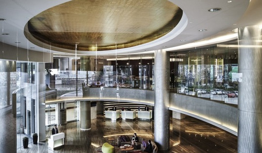 Hà Nội có một khách sạn xây trên nền lò gạch, sở hữu ống khói trăm tuổi quý giá giữa lòng phố thị