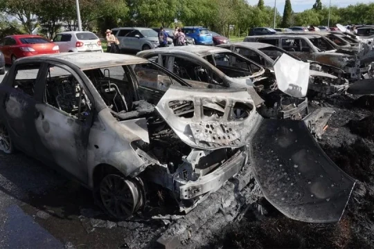 Ống xả nóng chạm cỏ khô, bãi đỗ xe bùng cháy dữ dội: 28 ôtô cháy trụi chỉ còn trơ khung sau vài phút