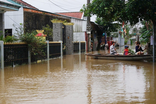 Mưa lũ nghiêm trọng khiến 14 người chết và mất tích, một tỉnh ghi nhận 7 người tử vong do sạt lở vùi xe khách
