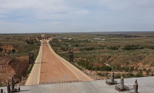 Con đường 700 km xây từ thời Tần Thủy Hoàng suốt 2.000 năm không mọc nổi một mầm cỏ, dùng kỹ thuật nào khiến giới khoa học kinh ngạc?