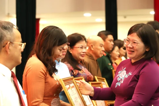 Những người thầm lặng sống, làm việc... vì người khác