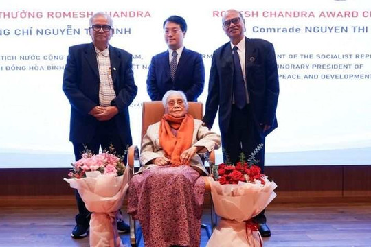 Nguyên Phó Chủ tịch nước Nguyễn Thị Bình nhận Giải thưởng Hòa bình