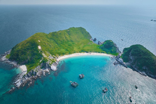 Miền Bắc có một hòn đảo sát đường biên giới trên biển với Trung Quốc, chỉ có 13 hộ dân sinh sống, biệt lập giữa biển khơi