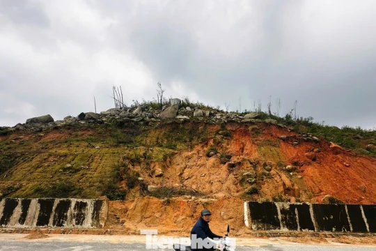 Đường ven biển nghìn tỷ tê liệt nhiều ngày vì sạt lở