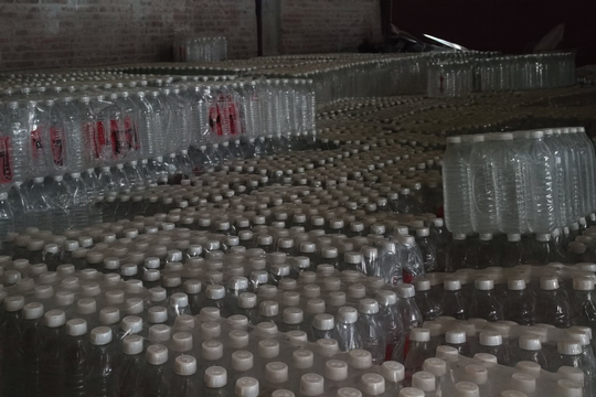 Phanh phui đường dây nước lọc giả quy mô cực lớn: Nhà kho thuộc sở hữu con trai cựu Chủ tịch Hội đồng thành phố