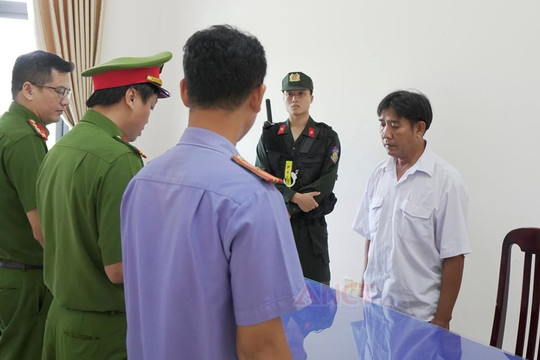 Bắt cán bộ viên chức sinh năm 1980