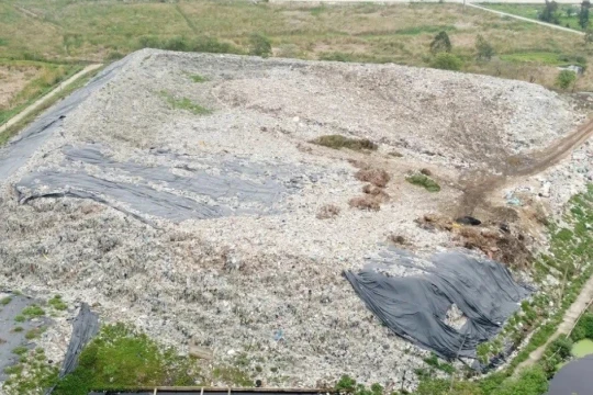 Bao giờ đóng cửa 'núi rác' án ngữ khu du lịch biển ở Thanh Hóa?