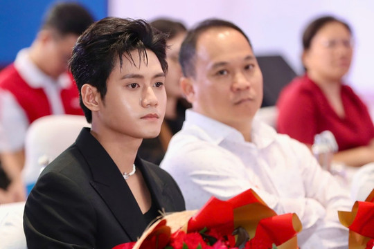 Nam diễn viên Mưa đỏ cầu cứu