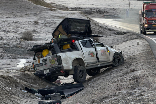 Gia đình Việt gặp tai nạn xe lật 1 vòng giữa đèo G318 Trung Quốc: Xe bị biến dạng nghiêm trọng nhưng may mắn em bé vẫn ngủ ngon trong ghế an toàn