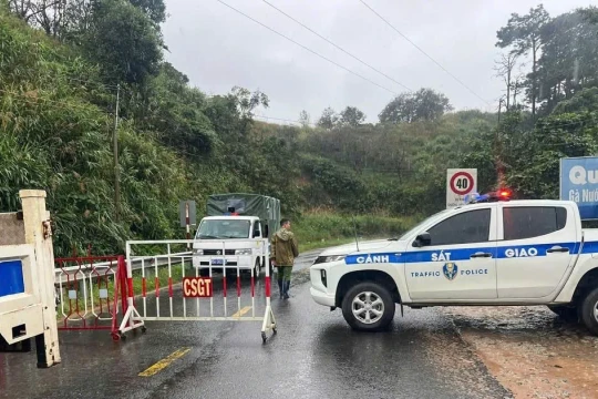 Sạt lở đèo Ngoạn Mục nối Khánh Hòa - Lâm Đồng, cấm các phương tiện lưu thông