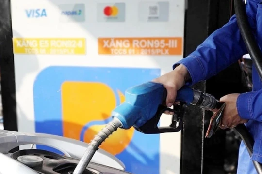 Giá xăng dầu giảm từ 15h chiều nay