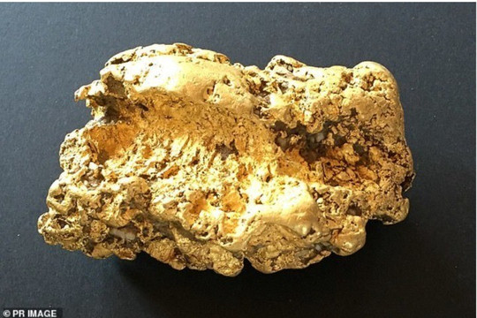 Người đàn ông tìm thấy cục vàng nặng 2kg, được trả giá gần 3 tỷ vẫn nhất quyết không bán