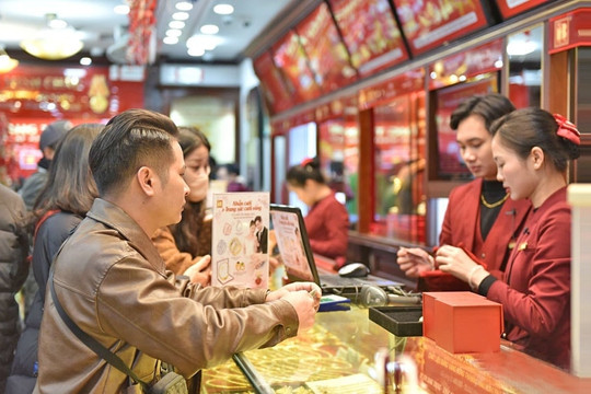 Giá vàng trong nước cao hơn thế giới 21 triệu/lượng, thuế 0,1% có đủ sức hạ 'cơn sốt' vàng?