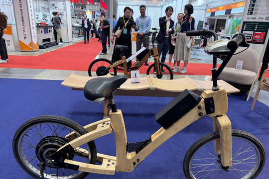 Chiếc xe điện làm từ gỗ 'có một không hai' của sinh viên: Chở nặng 120kg vẫn chạy ổn định 30-40 km/giờ