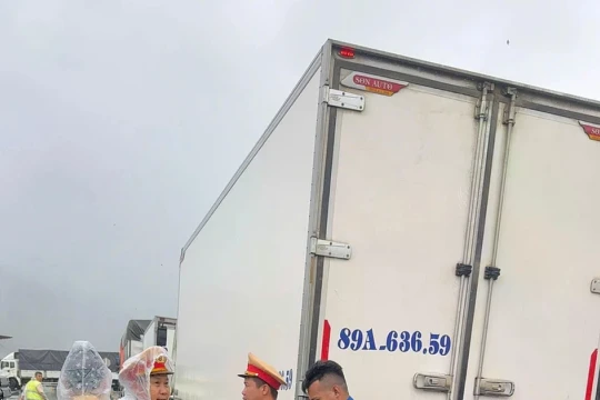 Quốc lộ 1 qua Khánh Hòa, Đắk Lắk ùn tắc 20km, tiếp tế đồ ăn, nước uống cho tài xế