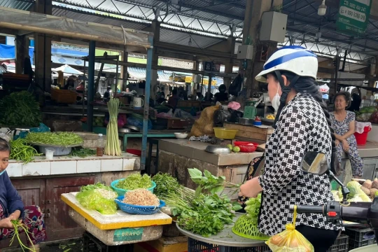 Bão lũ cắt đứt nguồn cung, giá rau xanh TPHCM leo thang từng ngày