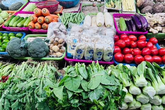 ‘Bão giá’ rau củ sau mưa lũ: Người tiêu dùng mua nửa mớ rau, bữa cơm tính từng nghìn đồng