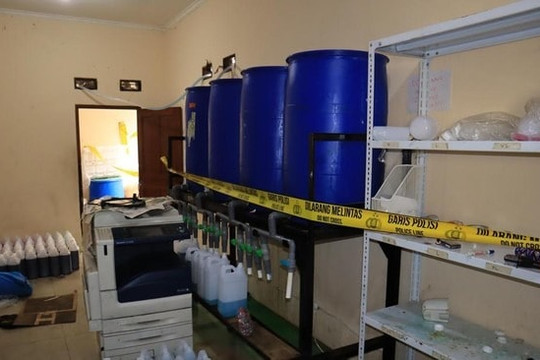 Phía bên trong xưởng in, công an ‘tóm gọn’ đường dây sản xuất nước giặt giả, nguyên liệu rất sơ sài