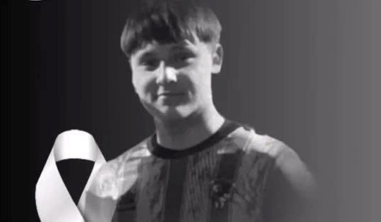 Một thủ môn 18 tuổi qua đời