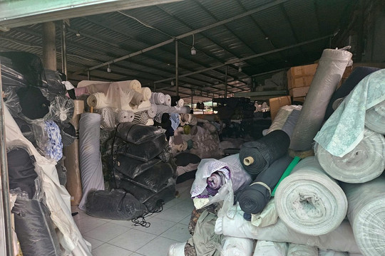Phát hiện kho hàng hơn 5.400 cuộn vải không nguồn gốc, nhãn mác