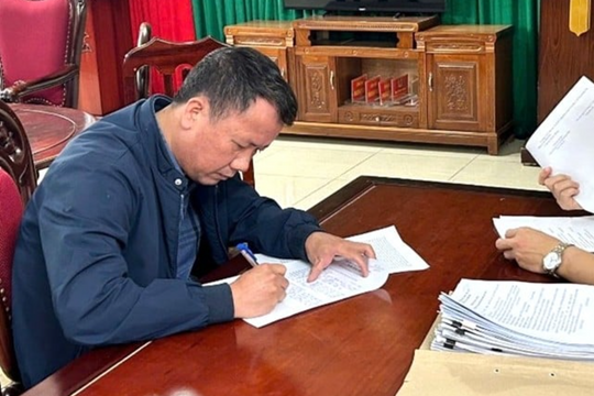 Bắt một cán bộ công chức sinh năm 1979