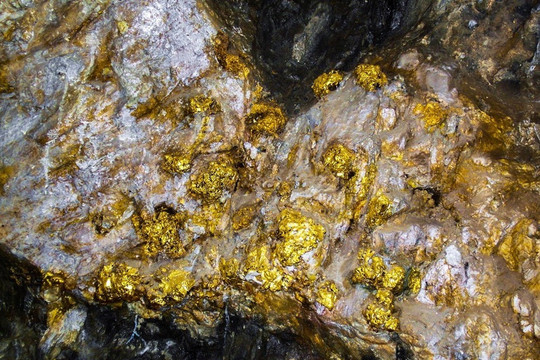 Phong tỏa mỏ vàng 995 tấn, nằm sâu trong một dãy núi dài hơn 7.200km