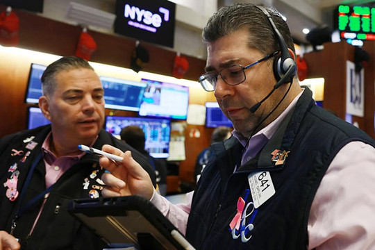 Phố Wall bật mạnh, Dow Jones tăng 500 điểm sau tín hiệu từ Fed