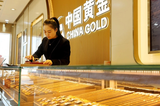 Cụ bà tin tưởng thương hiệu lớn, chi hơn 120 triệu đồng để mua 26 chỉ vàng: 10 năm sau cửa hàng ‘chốt’ câu xanh rờn