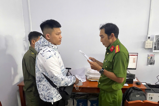 Khống chế, bắt khẩn cấp đối tượng truy nã ngay tại trụ sở UBND xã