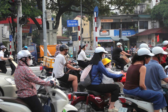 Hà Nội ‘chi tiền’ hỗ trợ người dân đổi sang xe máy điện: Tối đa 5 triệu/người, hộ nghèo được hỗ trợ đến 100% giá trị xe