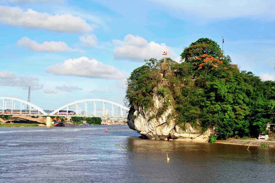 Ngọn núi chỉ cao 25m là Di tích Quốc gia Đặc biệt, vách đá khắc nhiều bài thơ cổ nhất Việt Nam