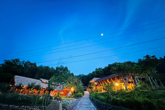 Ngôi làng du lịch cách Hà Nội chưa tới 200km: Lọt thỏm giữa núi rừng, đường bê tông xuyên thung lũng, ruộng bậc thang xanh mướt