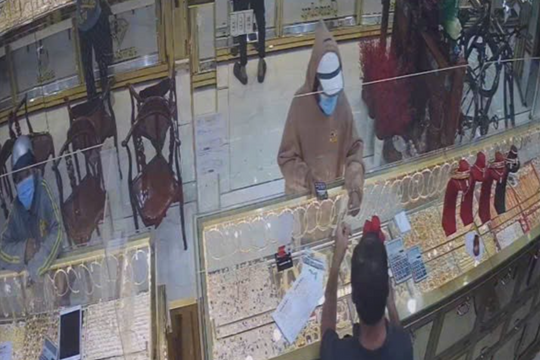 Truy tìm kẻ cướp tiệm vàng, chiếm đoạt dây chuyền hơn 120 triệu đồng