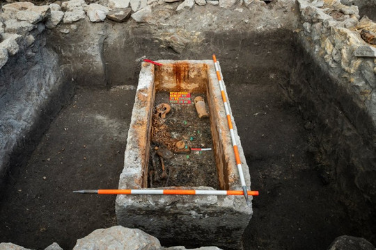 Mở nắp quan tài đá 1.700 năm tuổi, phát hiện 1 trâm cài tóc bằng xương, 140 đồng xu cùng nhiều tượng đồng