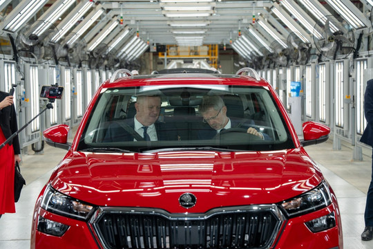 Thăm nhà máy ô tô công suất 120.000 xe/năm, Chủ tịch Thượng viện Séc trực tiếp cầm lái thử