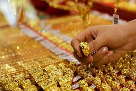 Hơn 20 năm vàng tăng 20 lần: Chuyên gia cảnh báo nguy cơ ‘chảy máu’ vốn vào vàng