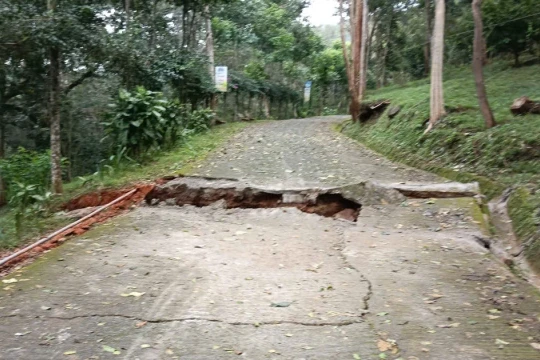 Đồi Yang Reh xuất hiện loạt vết nứt dài, đất trượt thêm 1m sát Quốc lộ 27