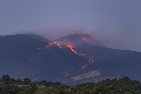 Núi lửa cao hơn 400m phun trào lần đầu tiên sau gần 12.000 năm, ảnh hưởng đến 5 quốc gia