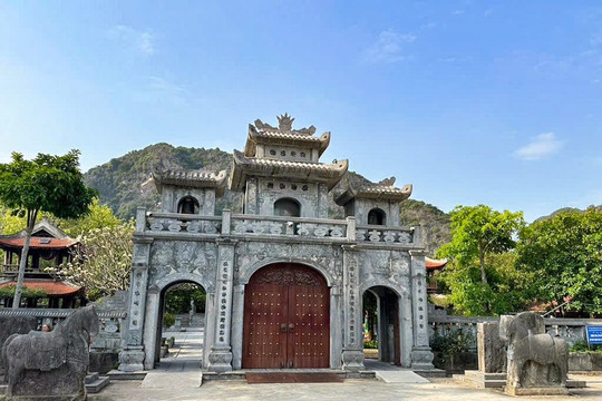 Ngôi đền đá thờ 4 vị vua, 2 vị tướng và hoàng hậu nhà Trần, được ví như 'kiệt tác' giữa lòng cố đô