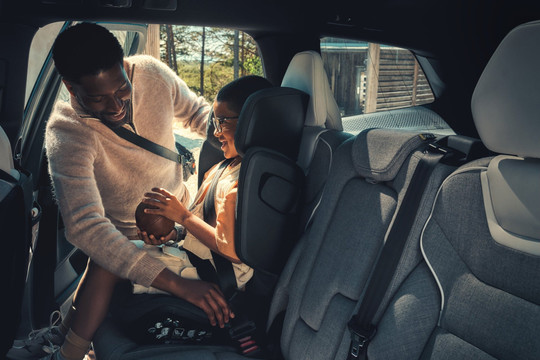 Mercedes-Benz, BMW đều bỏ cuộc, chỉ duy nhất hãng xe này tích hợp ghế trẻ em đúng chuẩn trên xe