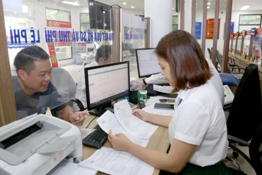 Trả lương công chức theo vị trí việc làm, tiến tới bỏ biên chế 'suốt đời'