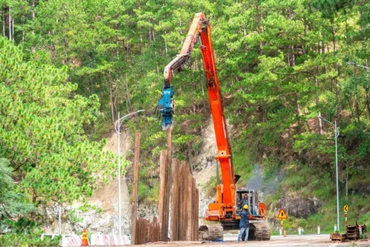 Hàng trăm điểm sạt lở chia cắt giao thông, Lâm Đồng gấp rút triển khai khắc phục