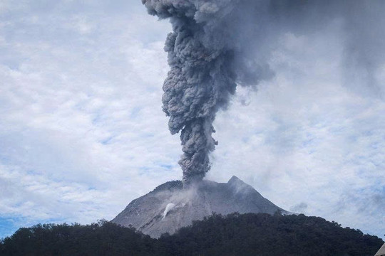 Núi lửa ‘ngủ yên’ 12.000 năm bất ngờ phun trào