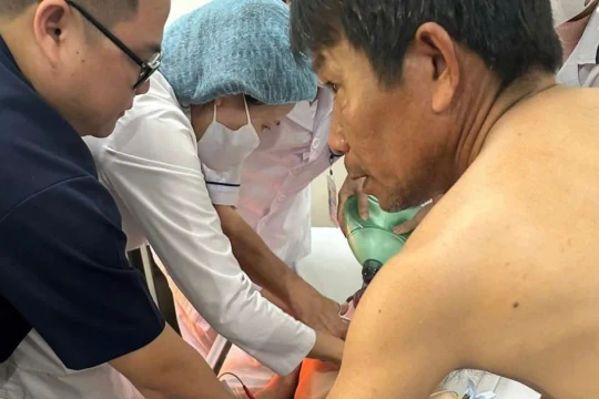 Vụ ôm 2 con nhảy cầu: Người bố từng tự tử nhưng bất thành