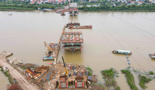 Cây cầu đầu tiên bắc qua sông Thái Bình sau 1 năm khởi công: Dần thành hình, sẽ hoàn thành sau ít tháng nữa