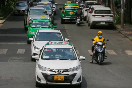 Dự kiến từ 1/7/2026, taxi và xe dịch vụ 8 chỗ mua mới phải chạy xe điện hoặc năng lượng sạch