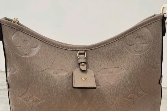 Phát hiện loạt túi xách giả mạo hàng hiệu